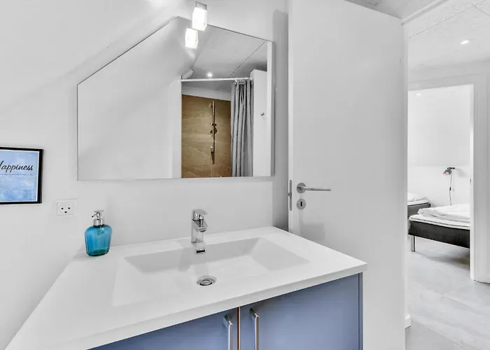 8 Bedroom Amazing In Holiday home *